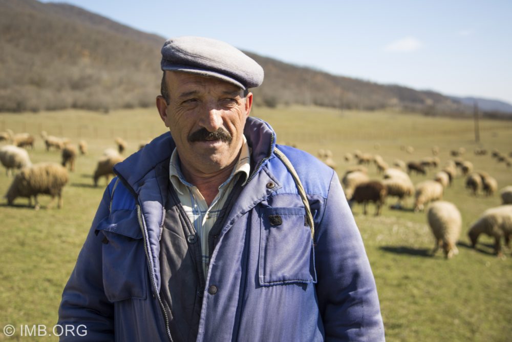 Từ buôn lậu thuốc phiện đến “buôn lậu” Kinh Thánh!