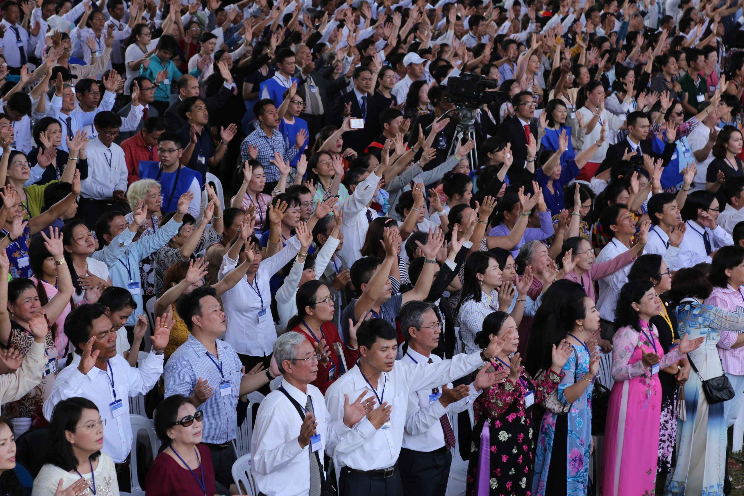 “Như mưa cuối mùa tưới đất”