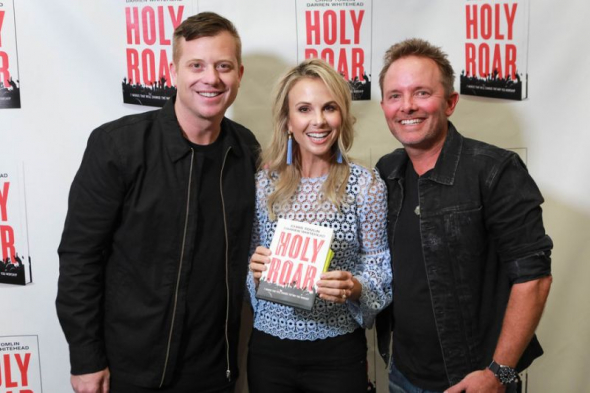 Ca sĩ Chris Tomlin giới thiệu sách “Tiếng gầm thánh”