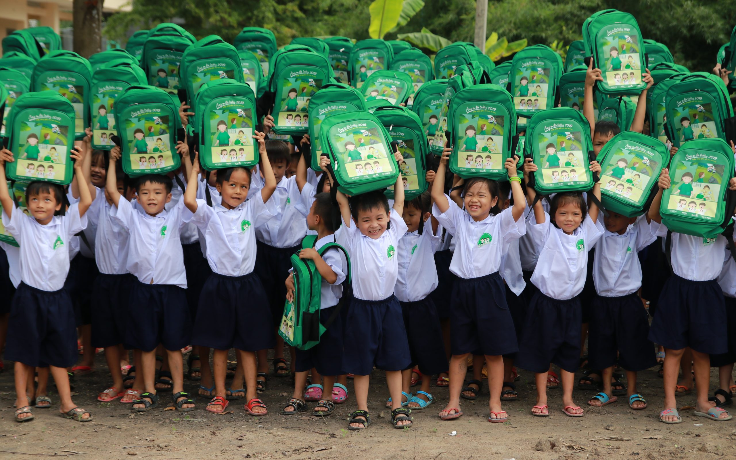 Áo trắng tinh khôi thay trang phục ngả màu