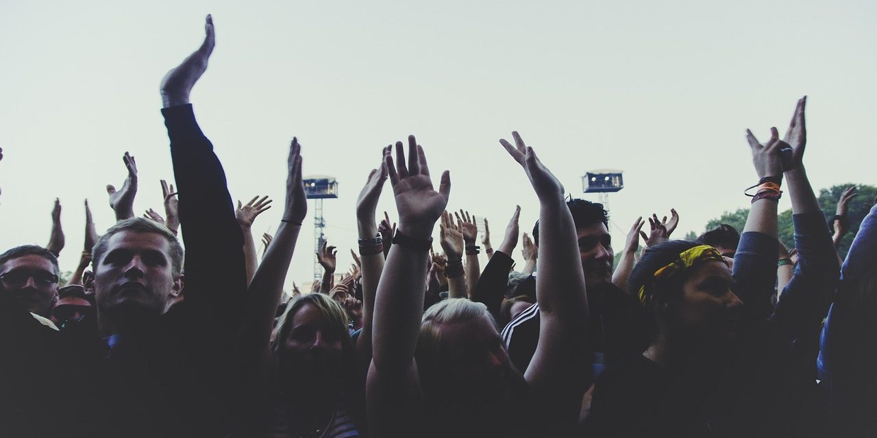 Hàng trăm ngàn người Ukraine xuống đường ca ngợi Chúa!