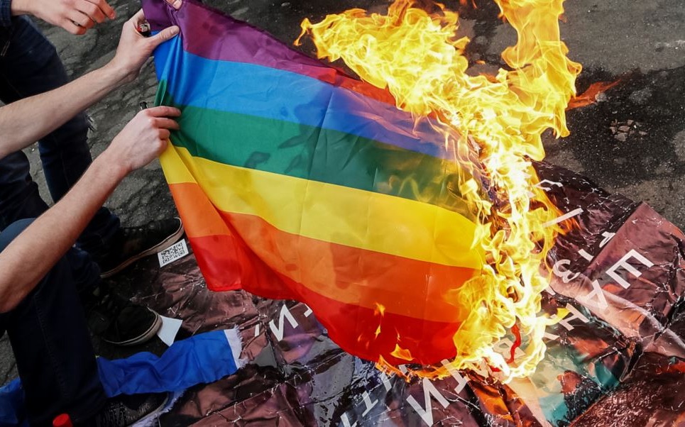 “Hãy đốt nhà thờ!” – Cộng đồng LGBT đe dọa