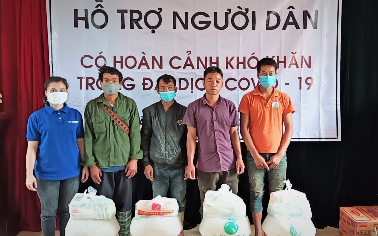 Người H’mông (Lào Cai) nhận quà hỗ trợ trong đại dịch COVID-19