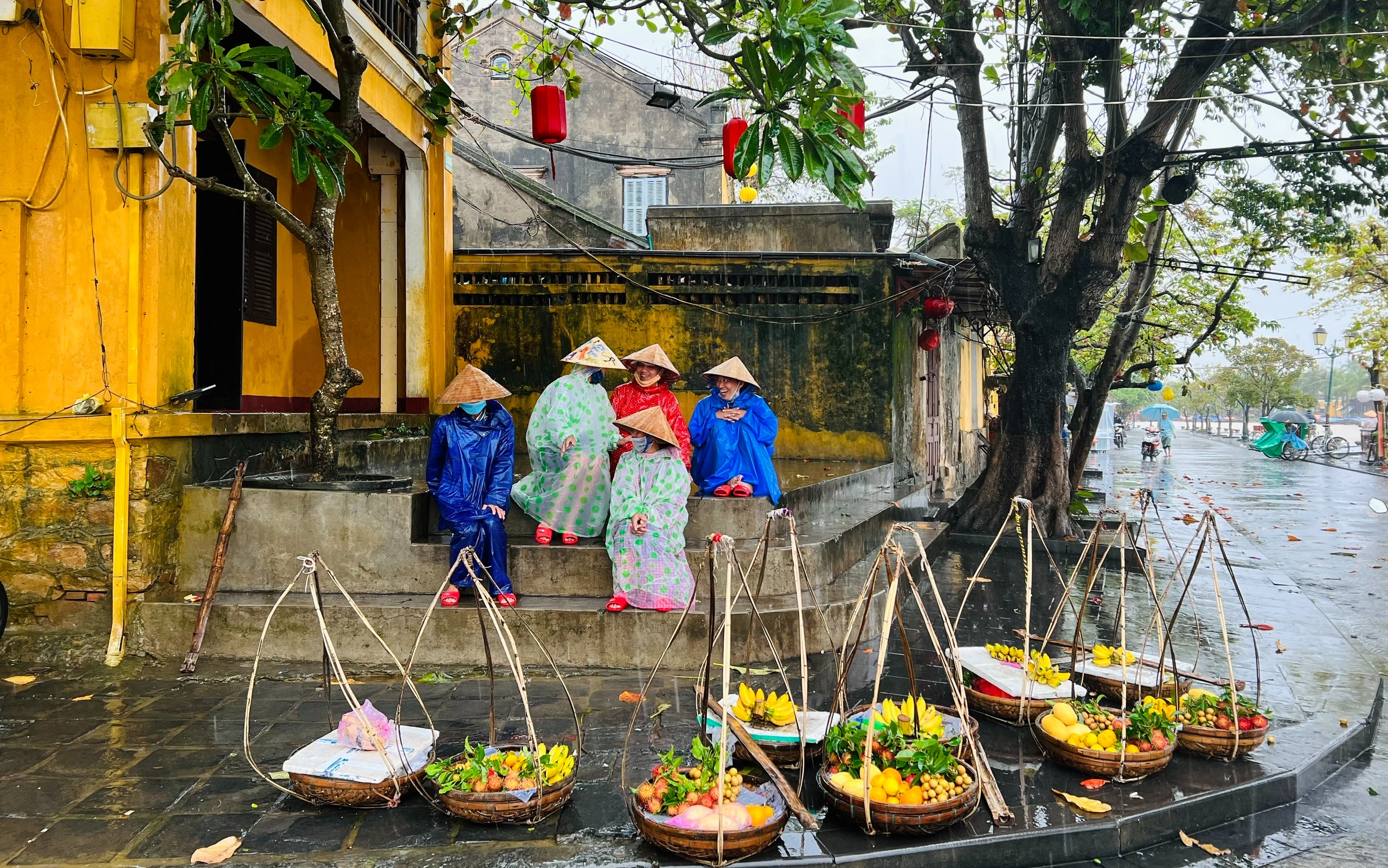 “Trời mưa vẫn đi bán, khi nào lũ thì mới thôi”