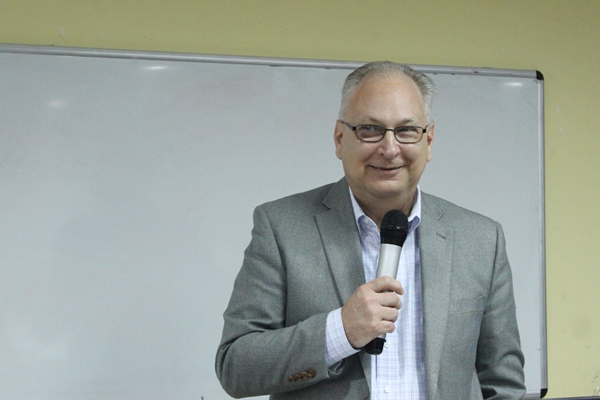 Quan Điểm Của Một Chuyên Gia Về Sự Khác Biệt Giữa Những Lãnh Đạo Cơ Đốc và Ngoài Xã Hội