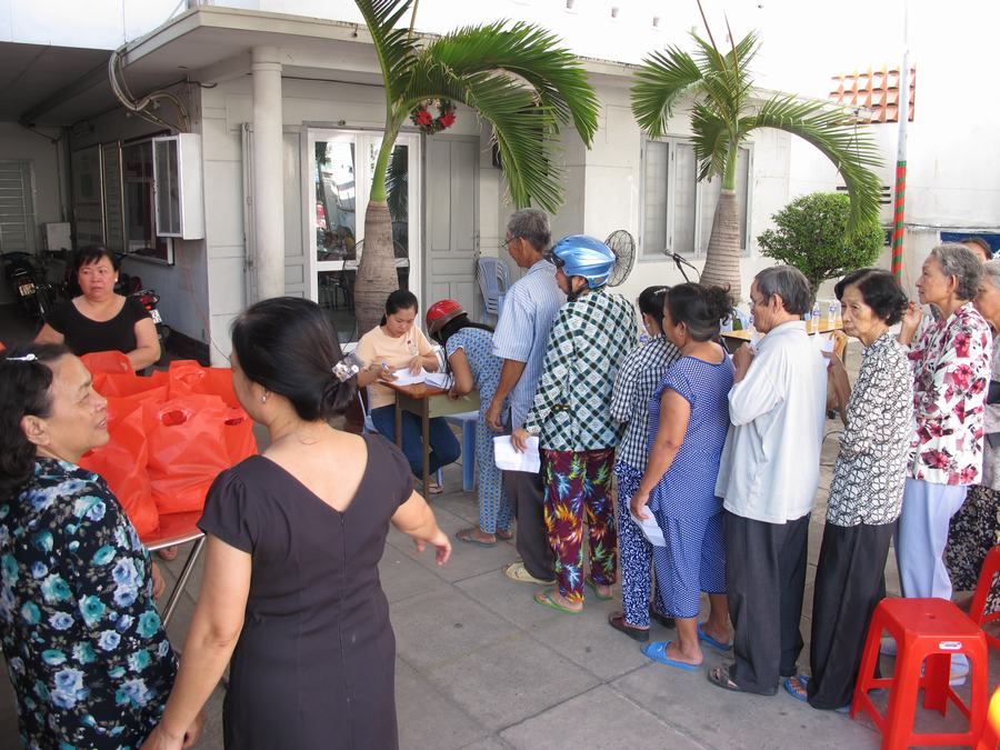 Hội Thánh Phú Xuân: Tặng Quà Tết Cho Đồng Bào Khó Khăn