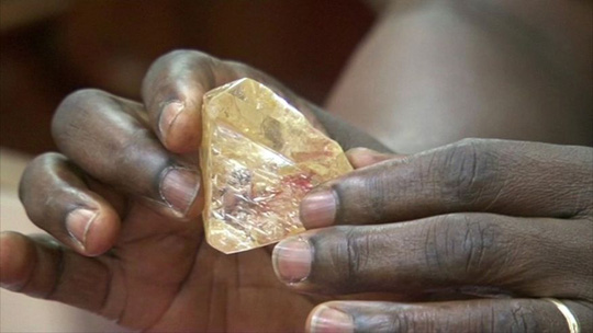 Mục sư ở Sierra Leone tự nguyện nộp viên kim cương 706 carat cho chính phủ