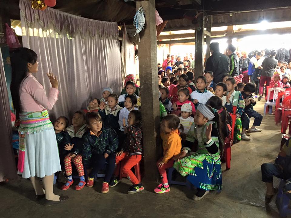 UBTTN-Tổng Hội HTTL Miền Bắc Thăm Tặng Quà Cho Các Em Nhỏ Vùng Cao Nhân Dịp Giáng Sinh 2016