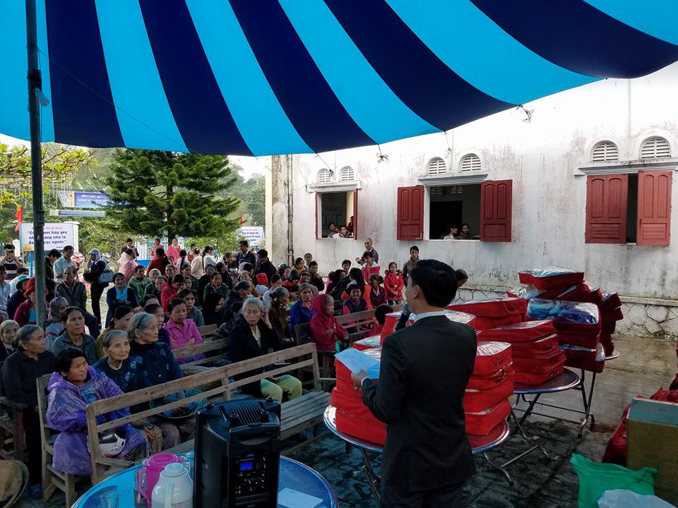 Các bạn trẻ Cơ Đốc ở Quảng Nam trao tặng 80 suất quà cho những hộ gia đình khó khăn