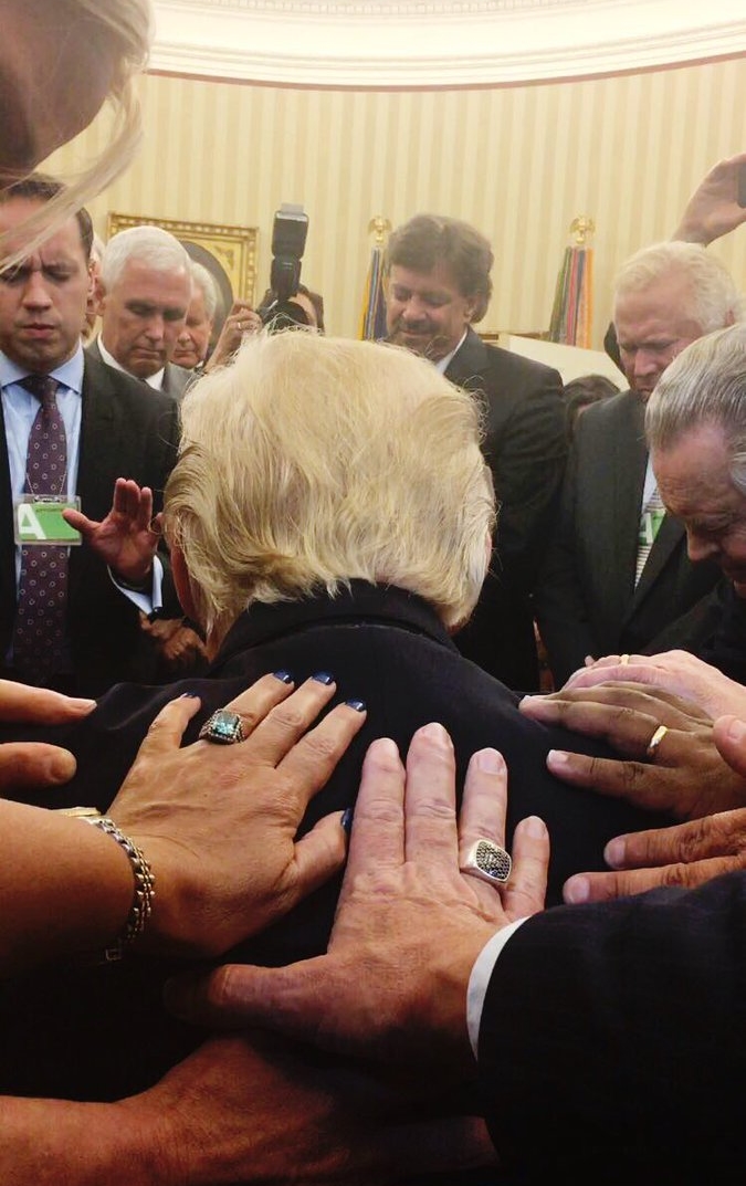 Các Mục sư cầu nguyện cho D. Trump tại Nhà Trắng