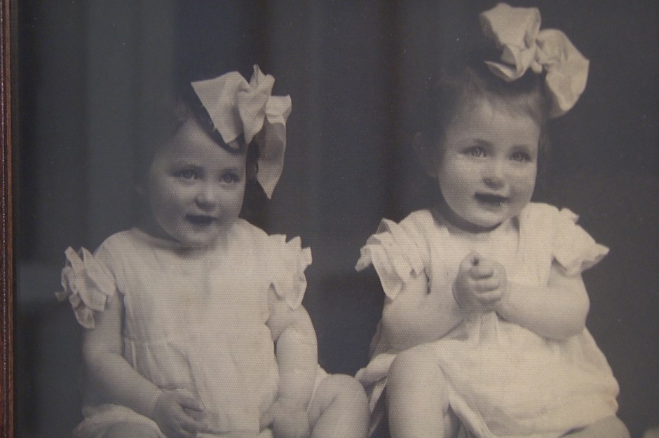 Vụ sống sót kỳ lạ của chị em sinh đôi qua cuộc thảm sát