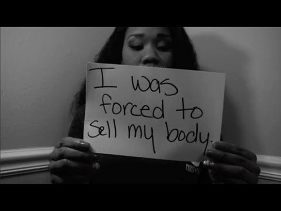 Một nạn nhân của bọn buôn người làm chứng