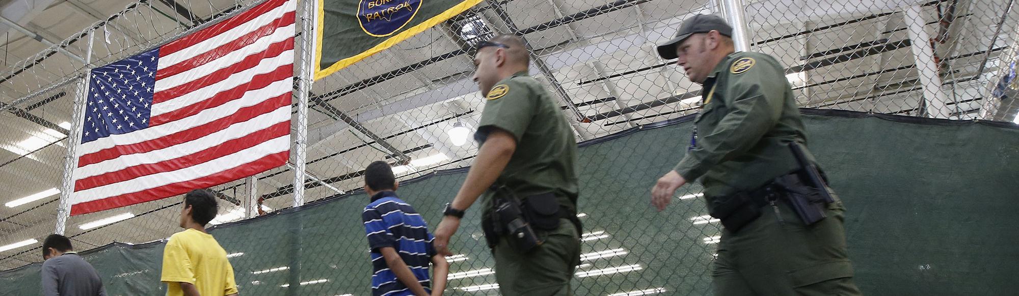 Mỹ: Người nhập cư & tù nhân