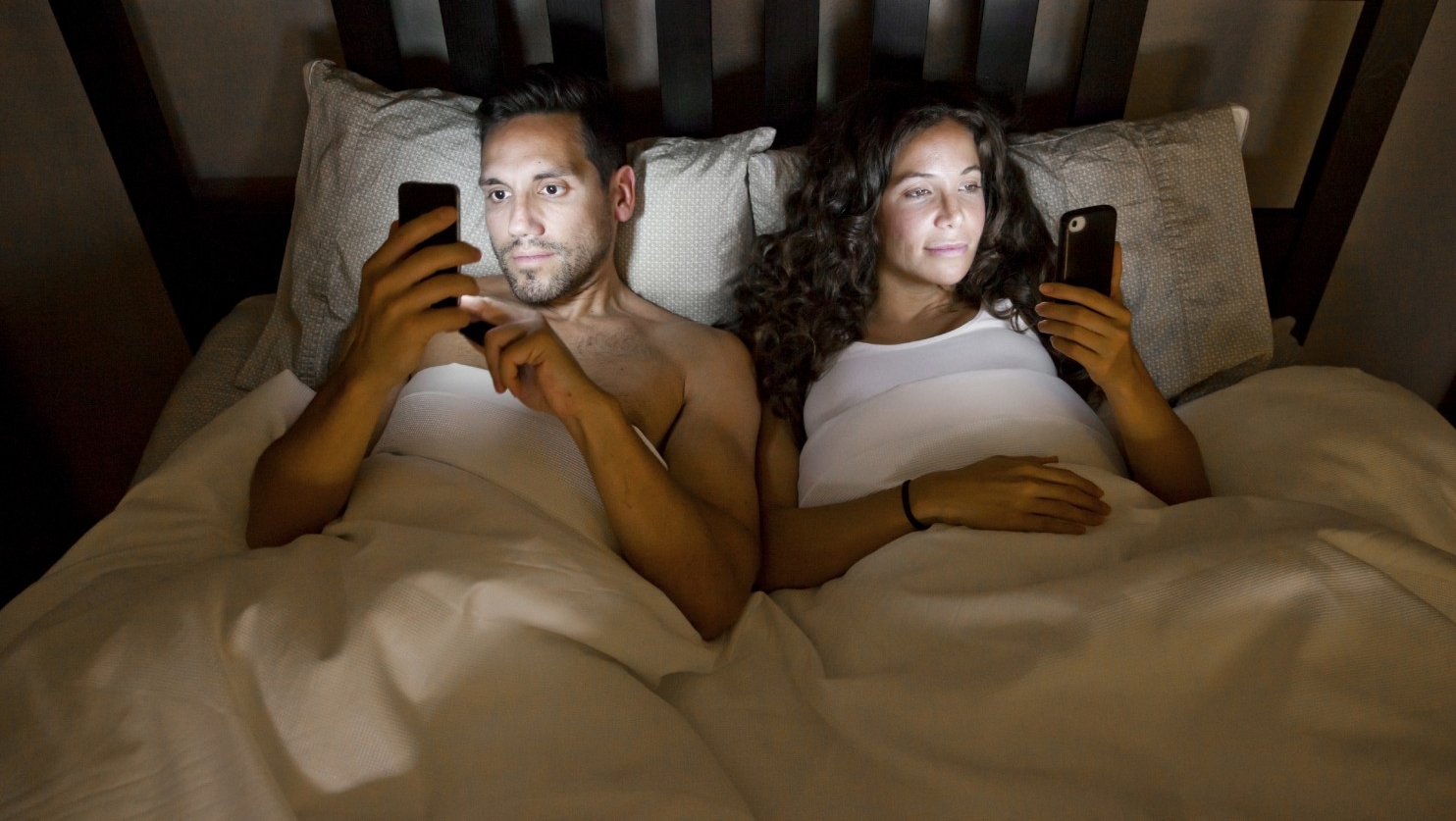 Bạn kết hôn với… chiếc điện thoại?