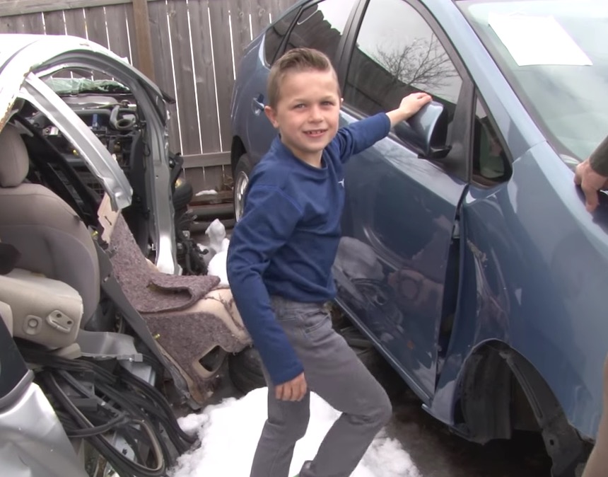 Bé trai 8 tuổi:  “Thiên sứ” đã giúp em nâng chiếc xe hơi lên để cứu cha