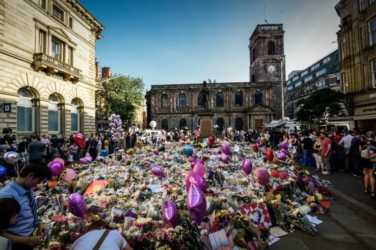 Manchester tìm kiếm hy vọng sau khủng bố