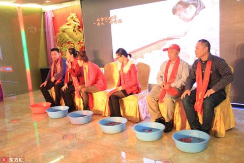 Trung Quốc: Lãnh đạo công ty học theo tấm gương Chúa Giê-xu rửa chân cho các nhân viên xuất sắc nhất năm