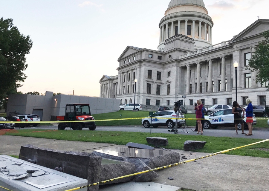 Khôi phục bia đá 10 điều răn