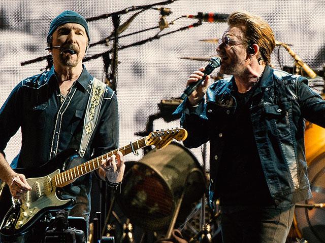 Ban nhạc rock U2 biến buổi trình diễn thành giờ thờ phượng