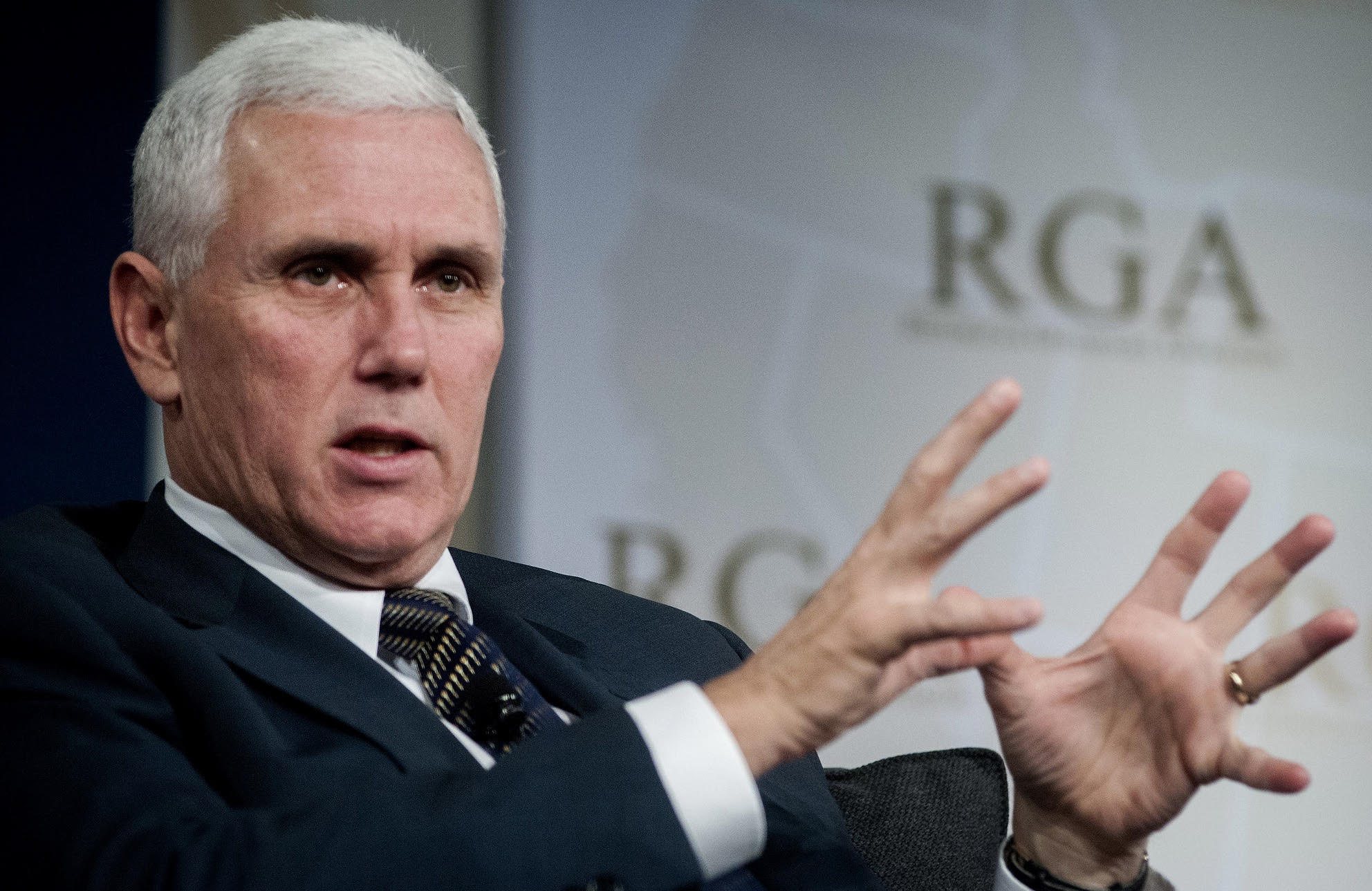 Không đi ăn tối với phụ nữ khác?