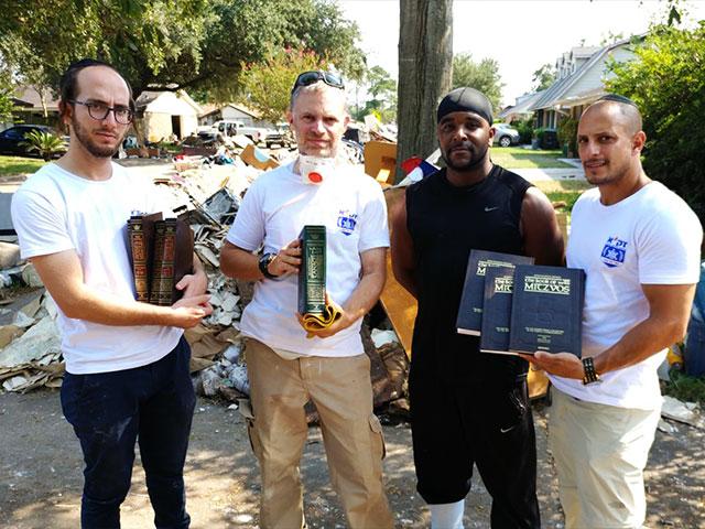 Kinh Thánh “thoát” siêu bão