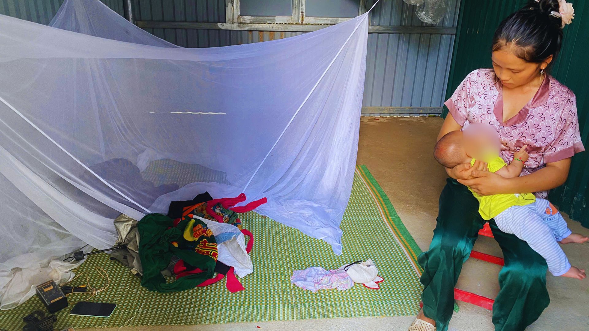 “Nhà em trôi rồi, giờ không còn nhà để ở đâu…” – Nỗi lòng của người mẹ ôm con thơ sau mùa bão lũ Nghệ An