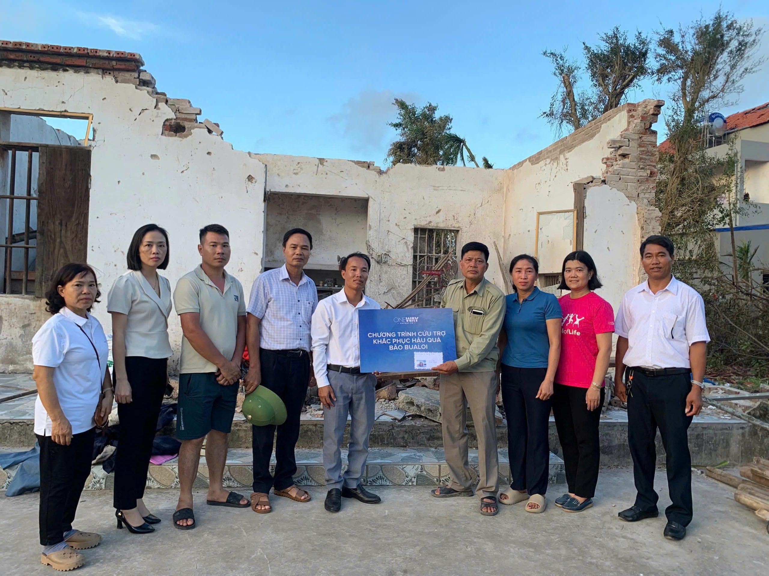 Trao yêu thương đến 20 gia đình mất người thân và chịu thiệt hại nặng nề sau cơn lốc xoáy Ninh Bình