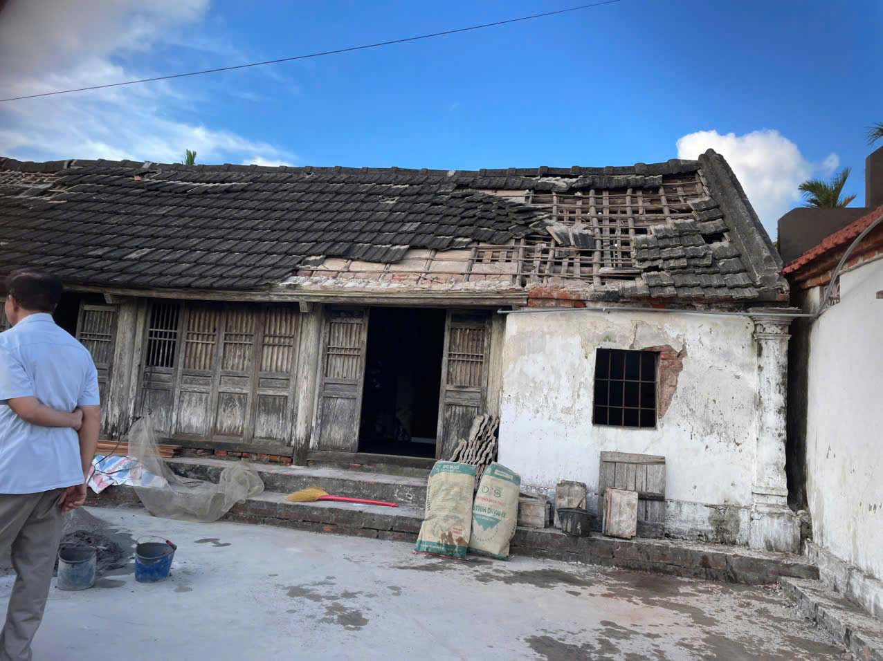 Căn nhà vốn đã nghèo, lại càng sập xệ hơn sao trận lốc xoáy do bão số 10 vừa qua tại Ninh Bình