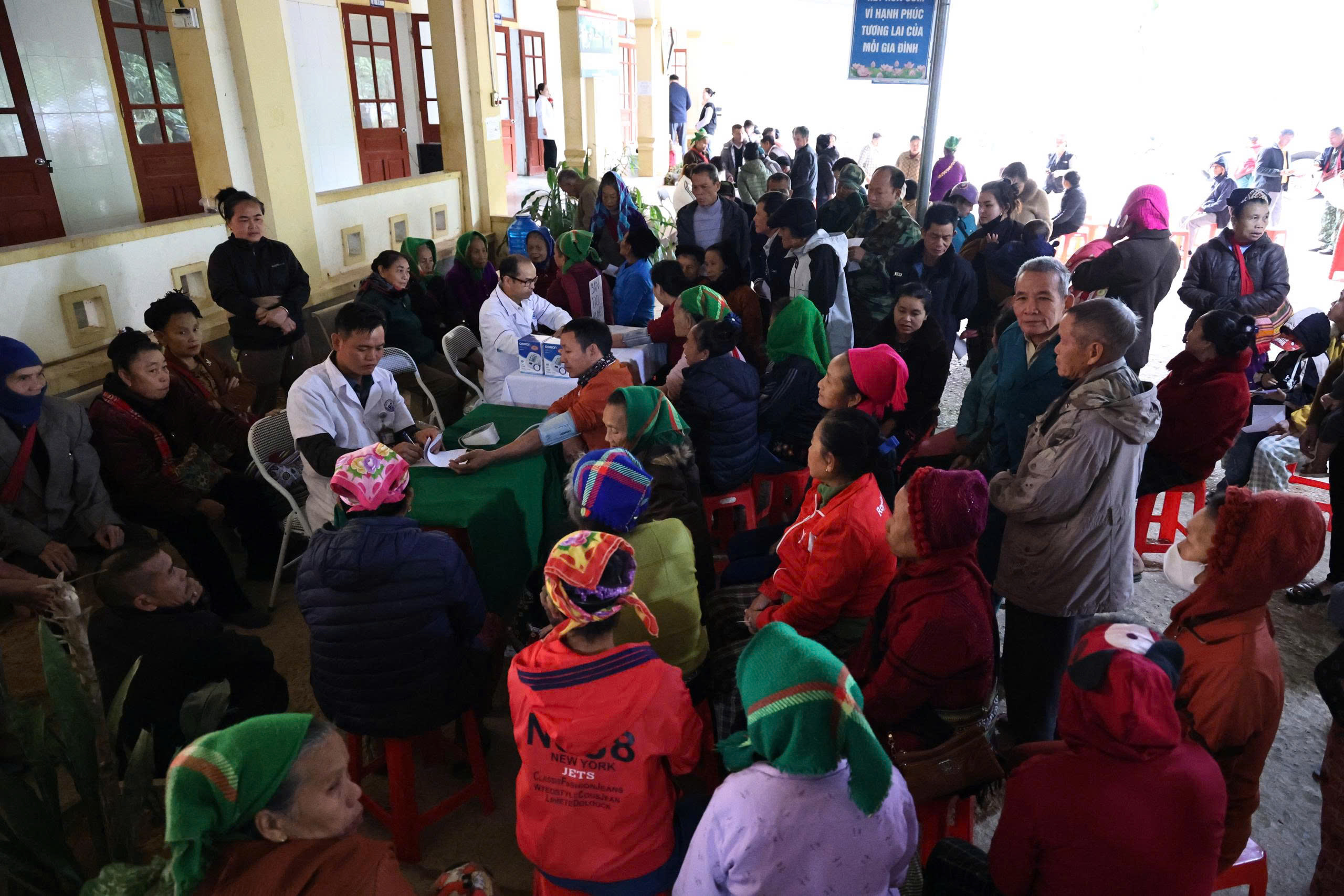 Bà con vùng biên giới vượt đường núi để được khám và phát thuốc miễn phí sau bão lũ