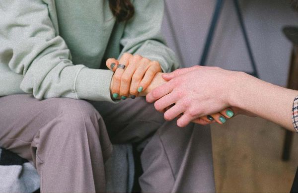 Đừng bỏ quên những người cô đơn quanh bạn