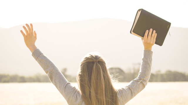 Từ mê tín, nợ nần đến đời sống được tự do trong Chúa: Câu chuyện gia đình tôi