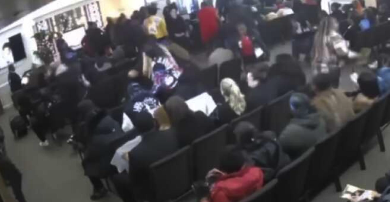 “Tôi bắt đầu cầu nguyện”: Mục sư đối diện kẻ mất kiểm soát chĩa súng vào mình và dẫn dắt 10 người đến với Chúa